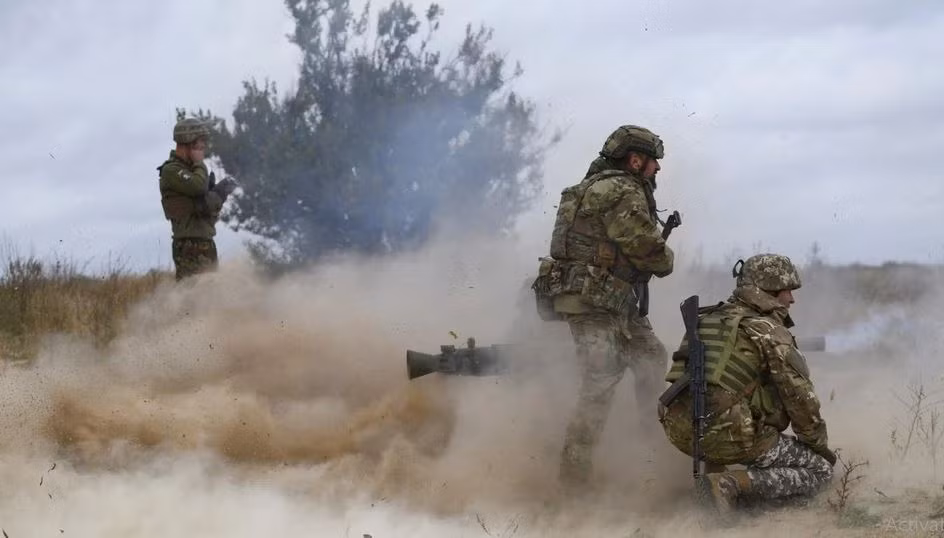 Theo Military Chronicle, Quân đội Ukraine đã tiêu diệt được đoàn xe bọc thép đầu tiên của Quân đội Nga. Lực lượng này gồm 2 xe mô tô, một xe chiến đấu bộ binh và một xe tăng đều bị Quân đội Ukraine tiêu diệt, tuy nhiên quân Nga có đơn vị tiếp ứng ngay phía sau.