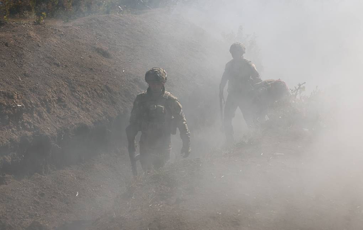 Khi Lữ đoàn 1 của Quân đội Ukraine rút lui khỏi trận địa phòng ngự và trước khi quân của Lữ đoàn 2 kịp tiếp quản vị trí, thì quân Nga bất ngờ tiến thẳng vào, khiến cả chỉ huy và lính Ukraine bị sốc. Tuy nhiên, chính chỉ huy mũi đột kích của Quân đội Nga cũng bị sốc như Quân đội Ukraine.