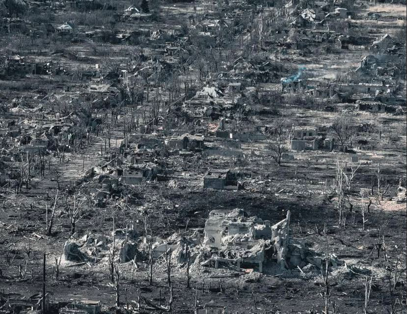 Nhưng trong một thời gian dài sau khi cuộc chiến giữa Nga và Ukraine nổ ra, Quân đội Nga đã không tấn công Krasnogorovka, mà chỉ tập trung tấn công Marinka. Nguyên nhân là do Marinka ở gần tuyến đường cao tốc M4. Nhưng có một lý do quan trọng nữa là thị trấn Krasnogorovka cũng là nơi quân Ukraine phòng thủ kiên cố hơn, do có nhiều tòa nhà cao tầng hơn và chắc chắn khó đánh hơn.