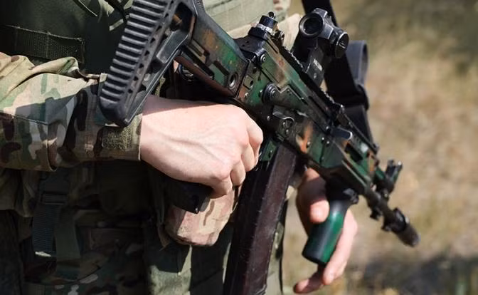 Với số quân ít như vậy, Quân đội Nga phải thực hiện chiến lược bẻ từng chiếc đũa trong một bó đũa. Sau khi tràn ngập Marinka, họ mở rộng đầu cầu ra các khu vực xung quanh, kết hợp với lực lượng tấn công ở hướng Avdiivka, dần tạo thành vòng vây 3 mặt đối với Krasnogorovka.