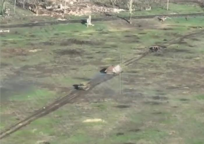 Trong đợt đầu tấn công, quân xung kích của Lữ đoàn bộ binh cớ giới số 5 của Quân đoàn Donetsk đã phải trả giá bằng hầu hết thương vong. Dù sao, việc đứng vững chỉ là bước đầu tiên trong cuộc vây hãm, quy mô của thị trấn vệ tình này không hề nhỏ; cho dù lực lượng phòng thủ của Quân đội Ukraine có yếu đến đâu, thì vài trăm quân của Lữ đoàn cũng sẽ không thể chiếm được thị trấn.