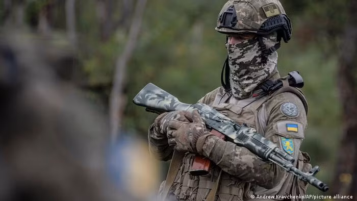 Việc Quân đội Nga sử dụng một phần Lữ đoàn bộ binh cơ giới số 5, để tấn công đội quân chắp vá của Ukraine tại Krasnogorovka chắc chắn là chưa đủ. Sau đó, lực lượng chủ lực của Lữ đoàn bộ binh cơ giới số 110, sau khi đánh chiếm làng Nevelske, ở phía bắc Krasnogorovka, cũng được tăng cường tấn công từ phía đông của thị trấn.