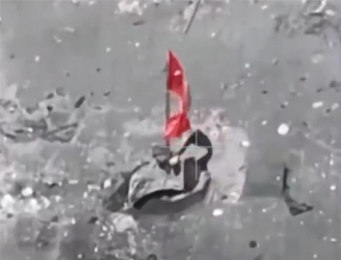 Như vậy, với hai lữ đoàn thay nhau tấn công Krasnogorovka và sau 3,5 tháng (từ ngày 15/4) giao tranh căng thẳng, quân đội Nga đã chiếm đóng toàn bộ thị trấn vệ tinh Krasnogorovka. Đây cũng là thị trấn tiền đồn duy nhất, nằm sát thành phố Donetsk còn trong tay quân đội Ukraine. Krasnogorovka rơi vào tay Nga, quân đội Ukraine không thể đe dọa Donetsk bằng hỏa lực pháo binh thông thường. (Nguồn ảnh: Ukrinform, Sputnik, CNN).