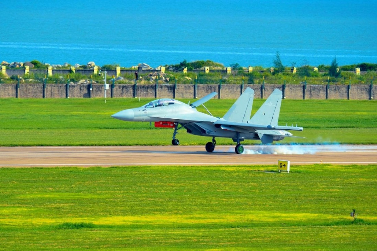 Máy bay chiến đấu điện tử mới của Trung Quốc dựa trên khung máy bay chiến đấu hạng nặng J-16 và là loại khí tài gần như hoàn toàn độc nhất vô nhị. Trước đây tại khu vực châu Á – Thái Bình Dương, chỉ có duy nhất lực lượng Không quân Australia có một phi đội tiêm kích tác chiến điện tử gồm 12 chiếc EA-18G Growlers mua của Mỹ.