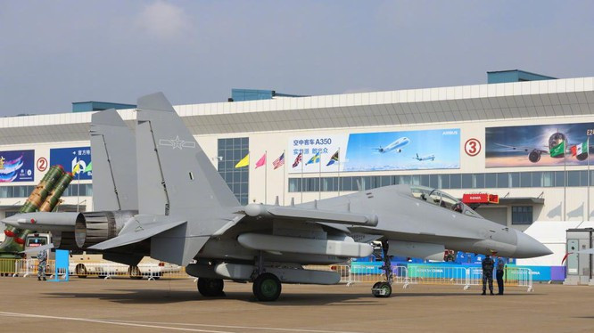 Không quân Trung Quốc hy vọng, J-16D sẽ là vũ khí “thay đổi cuộc chơi”, vì đây là loại máy bay được phát triển từ máy bay chiến đấu, nên có tốc độ bám sát được các loại máy bay chiến đấu hiện đại của Trung Quốc như Su-30/35; J-10/11/16 và máy bay tàng hình J-20, tạo thành chiếc ô bảo vệ điện tử trên không.