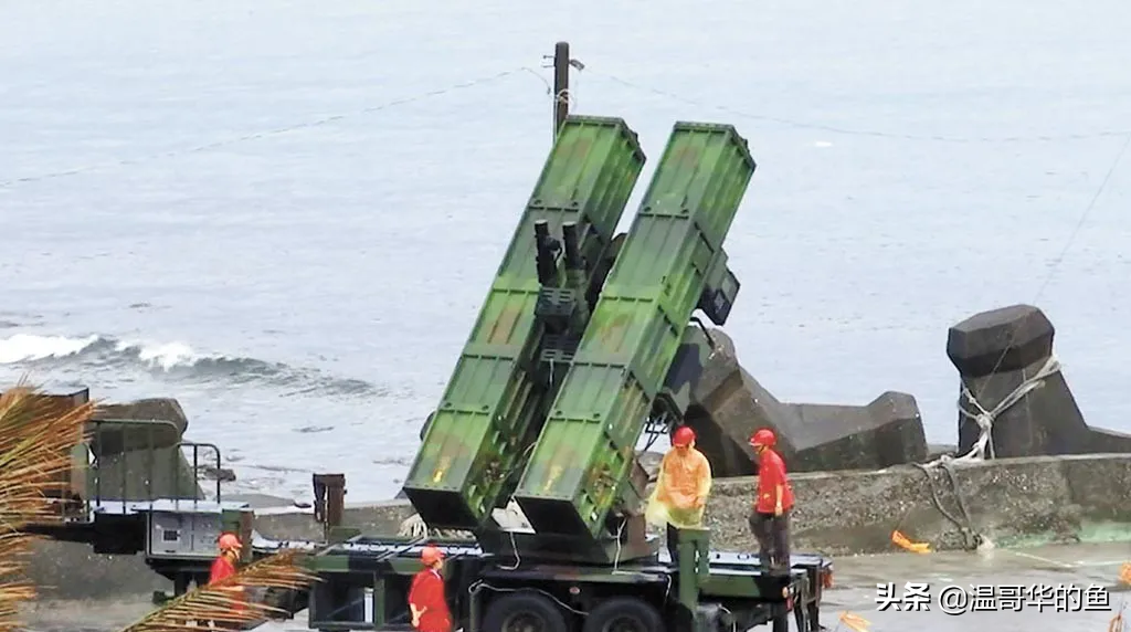 Thứ hai là hệ thống phòng không Thiên Cung II/III do Đài Loan tự phát triển, dựa trên công nghệ và hình dạng tương tự như tên lửa Patriot của Mỹ, sau khi Raytheon được phép chuyển giao 85% công nghệ sản xuất tên lửa Patriot cho Đài Loan.