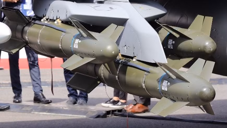 Chuẩn tướng Golubtsov cho biết, những chiếc Su-25 của Ukraine cũng đang được hiện đại hóa và giờ đây chúng đã có thể sử dụng loại bom AASM-250 Hammer. Đây là loại bom lượn có điều khiển, cải tiến từ bom thường của Pháp, giống như bom UMPK của Nga hay JDAM của Mỹ. Nhưng sự khác biệt chính là nó có thêm động cơ phản lực riêng.