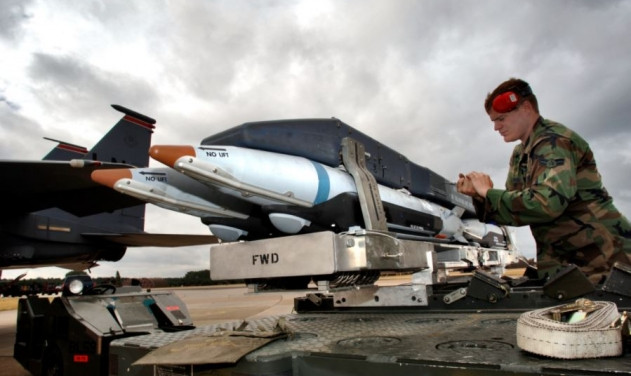 Nhưng Ukraine chỉ có thể sử dụng tới 300 quả bom lượn có độ chính xác cao khác nhau mỗi tháng; trong khi lực lượng không quân chiến thuật Nga sử dụng số bom lượn gấp 10 lần. Tất nhiên, người Nga ngày nay có cả lợi thế về kỹ thuật và công nghệ.