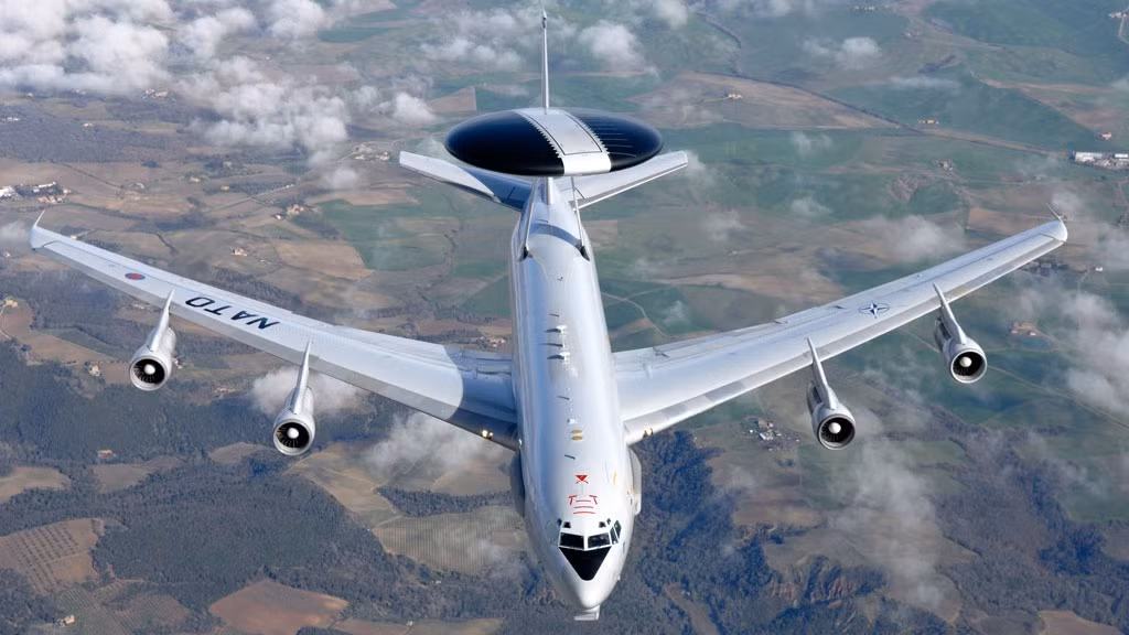 Bên cạnh đó, có các máy bay trinh sát chiến thuật và cảnh báo sớm của Mỹ và NATO hoạt động 24/24 giờ gần sát biên giới phía Tây Ukraine, cung cấp các thông tin về hoạt động của Không quân Nga, cho lực lượng phòng không Ukraine theo thời gian thực.