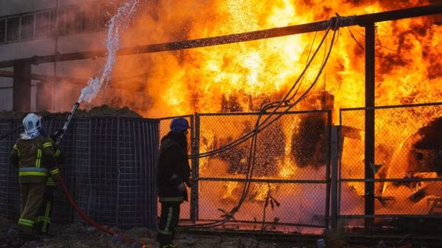 Để cắt đứt đường viện trợ quân sự của NATO, Nga đã áp dụng một chiến thuật mới, đó là tấn công vào hệ thống điện của Ukraine. Bởi vì đường sắt của Ukraine về cơ bản là đường sắt điện khí hóa, chỉ cần hệ thống điện của Ukraine bị phá hủy, hệ thống đường sắt của Ukraine có thể bị tê liệt. Một khi hệ thống đường sắt Ukraine bị tê liệt, viện trợ quân sự của NATO không thể chuyển đến tiền tuyến một cách hiệu quả.