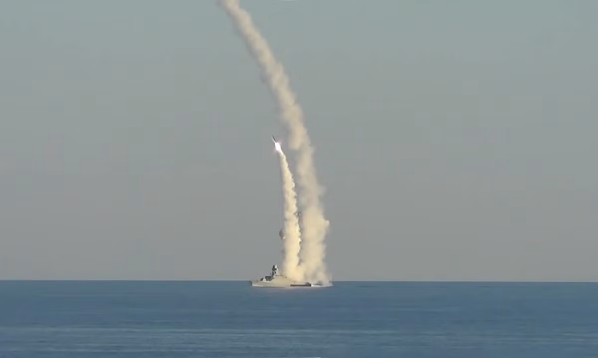 Lý do là do tên lửa hành trình, ít có tác dụng phá hủy các mục tiêu lớn như sân bay. Để làm tê liệt hoàn toàn một sân bay, các mục tiêu như đài dẫn đường, trạm radar, trung tâm thông tin liên lạc, kho nhiên liệu, nhà chứa máy bay, trạm bảo dưỡng kỹ thuật và đường băng phải bị tấn công phá hủy. 