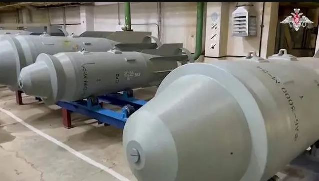 Được biết, Quân đội Nga hiện có trong kho hàng nghìn quả bom FAB-3000, nhưng do những thiếu sót nêu trên, đã hạn chế rất nhiều kịch bản sử dụng loại bom này, và Không quân Nga chỉ có thể sử dụng bom FAB-500 hoặc FAB-1500 nhỏ hơn.