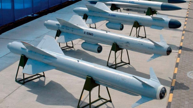 Các đặc điểm cụ thể của Kh-59MK2 bao gồm chiều dài thân tên lửa là 4,2 mét, sải cánh 2,45 mét, trọng lượng phóng 770 kg và đầu đạn nặng 310 kg với hai loại là nổ phá xuyên sâu hoặc mang nhiều đầu đạn con. 