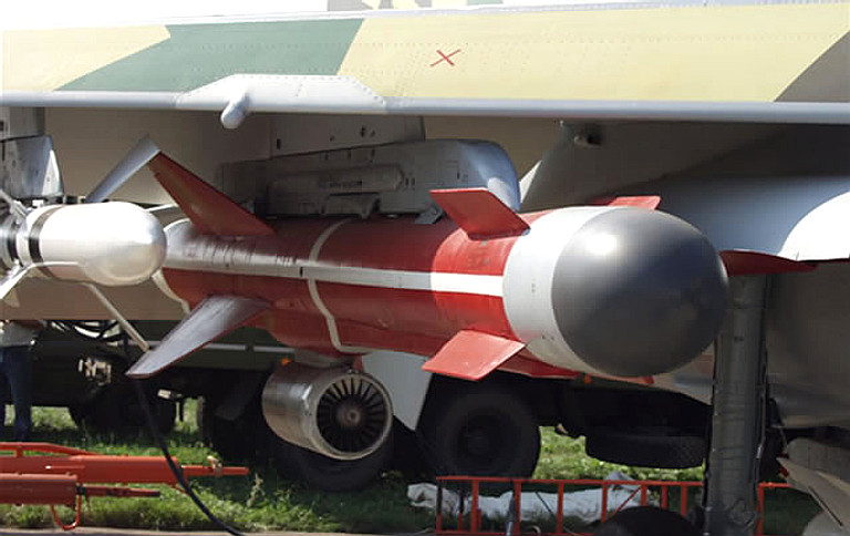 Ở giai đoạn cuối, khi cách vị trí mục tiêu khoảng 10 km, hệ thống dẫn hướng bằng TV sẽ được kích hoạt. Phi công xác định mục tiêu một cách trực quan và khóa tên lửa vào đó. Độ lệch mục tiêu (CEP) của tên lửa khoảng 3 m. 