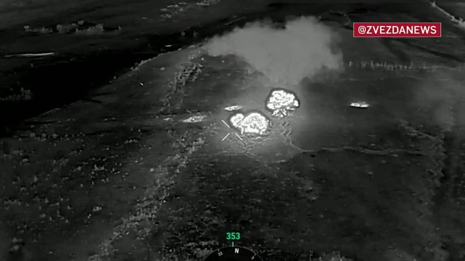 Quân đội Nga lần này đã sử dụng pháo nhiệt áp TOS-1A để tấn công các vị trí của Quân đội Ukraine, có thể nói đây là một cuộc tấn công tàn khốc. Chỉ trong vòng một giờ, 13 quả đạn pháo nhiệt áp đã được bắn vào trận địa phòng ngự của AFU, biến trận địa thành biển lửa.