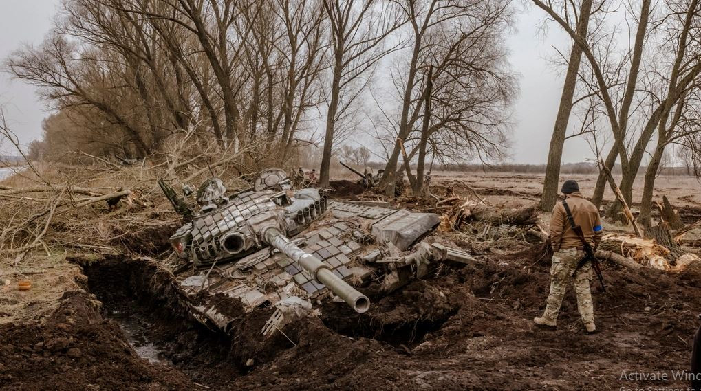 Quá trình loại bỏ bùn có thể phức tạp hơn nếu xe tăng bị sa lầy trong bùn sâu hoặc nếu bùn đã khô và cứng lại. Trong những trường hợp như vậy, có thể cần phải sử dụng xe cứu kéo hạng nặng hoặc sự hỗ trợ bổ sung, để chống lầy và vệ sinh xe. 