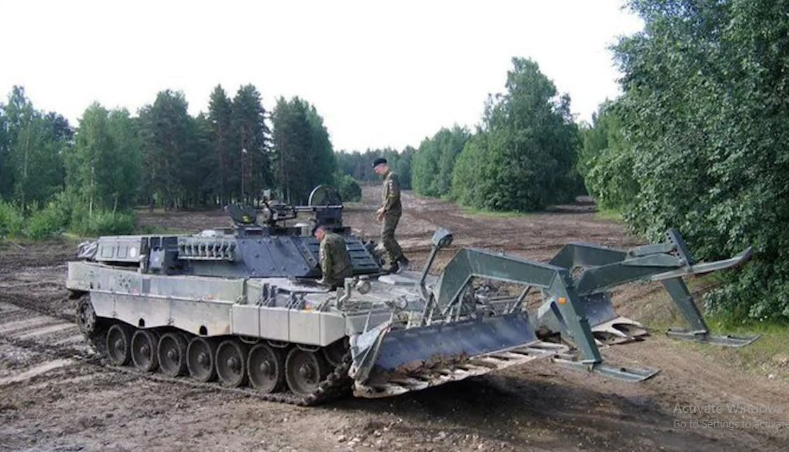 Trái ngược với suy nghĩ thông thường, động cơ của phương Tây, đặc biệt là trên xe tăng Leopard 2 rất “khó tính” với thời tiết. Ví dụ, dưới cái nóng 35 độ, xe rà phá bom mìn dựa trên khung gầm xe tăng Leopard 2R của Đức, do Phần Lan cung cấp cho quân đội Ukraine đã gặp trục trặc. Nhiệt độ cao như vậy đòi hỏi phải làm mát động cơ bổ sung. 