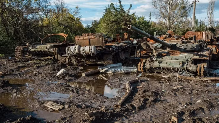 Ngoài ra, thiết kế của những chiếc xe tăng phương Tây cũng có thể góp phần khiến chúng dễ bị bùn lầy đất đen nhấn chìm trong mùa mưa. Xe tăng phương Tây thường có trọng lượng nặng và có bánh xích hoặc bánh xe trải trọng lượng trên một diện tích bề mặt tương đối nhỏ. 