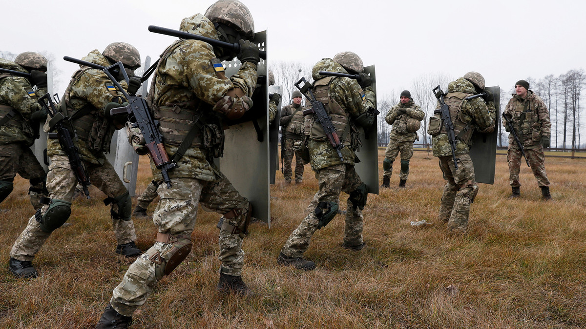 Nga hiện là bạn hàng lớn thứ 5 của EU (sau Trung Quốc, Mỹ, Anh và Thuỵ Sĩ). Các lệnh trừng phạt của EU không chỉ khiến Nga mất nguồn thu mà cũng sẽ đẩy các doanh nghiệp của khối EU vào tình trạng khó khăn do mặt hàng xuất khẩu chủ lực của Nga, như dầu thô, khí đốt, lúa mì, sắt, nhôm, nikel, bạch kim... là đầu vào cho các ngành công nghiệp của châu Âu.