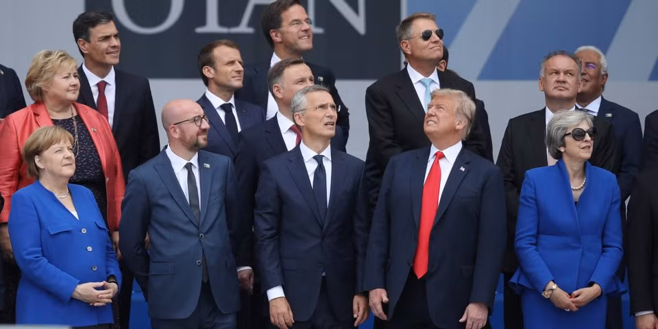 Sự suy giảm các giá trị phương Tây: Trước hết, cần khẳng định rằng văn minh phương Tây hiện đang thống trị thế giới. Rất nhiều những định nghĩa vô hình của chúng ta trong cuộc sống, tỉ dụ như đàn ông cắt tóc ngắn, mặc vest, là bắt nguồn từ văn minh phương Tây.