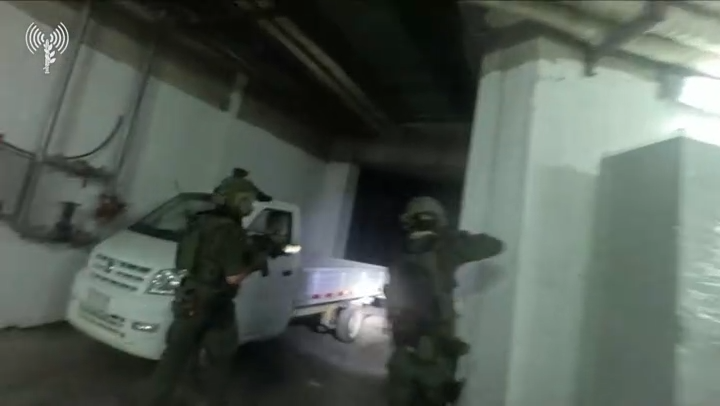 Cùng lúc đó, máy bay chiến đấu, tàu tên lửa hải quân và UAV của Israel đã phát động một làn sóng tấn công lớn nhằm vào mục tiêu, một cơ sở sản xuất tên lửa của Iran nằm sâu trong vùng núi của Syria. Tiếng súng, tiếng nổ và khói bụi bao vây đội quân tinh nhuệ IDF, khi họ đổ bộ lên lãnh thổ Syria.