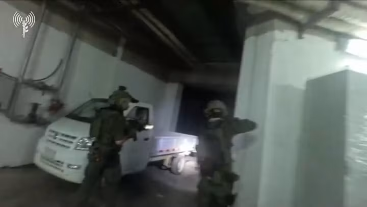 Cùng lúc đó, máy bay chiến đấu, tàu tên lửa hải quân và UAV của Israel đã phát động một làn sóng tấn công lớn nhằm vào mục tiêu, một cơ sở sản xuất tên lửa của Iran nằm sâu trong vùng núi của Syria. Tiếng súng, tiếng nổ và khói bụi bao vây đội quân tinh nhuệ IDF, khi họ đổ bộ lên lãnh thổ Syria.