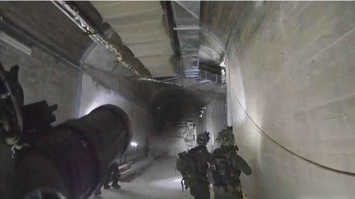 Lực lượng đột kích đã tiêu diệt khoảng 30 binh sĩ và lính canh Syria, trước khi xông vào cơ sở ngầm là mục tiêu chính của chiến dịch đột kích, nơi được tình báo Israel giám sát từ năm 2017. Khu phức hợp này nằm trong số các mục tiêu giám sát bí mật của IDF, có mật danh là "Deep Layer". Nó nằm ở độ sâu 70-130 mét dưới lòng đất, trên một ngọn núi cao ở Syria và gần như không thể bị phá hủy từ trên không.