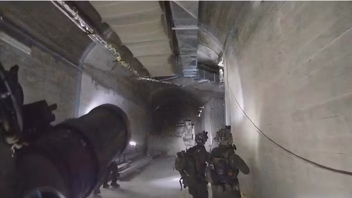 Lực lượng đột kích đã tiêu diệt khoảng 30 binh sĩ và lính canh Syria, trước khi xông vào cơ sở ngầm là mục tiêu chính của chiến dịch đột kích, nơi được tình báo Israel giám sát từ năm 2017. Khu phức hợp này nằm trong số các mục tiêu giám sát bí mật của IDF, có mật danh là "Deep Layer". Nó nằm ở độ sâu 70-130 mét dưới lòng đất, trên một ngọn núi cao ở Syria và gần như không thể bị phá hủy từ trên không.