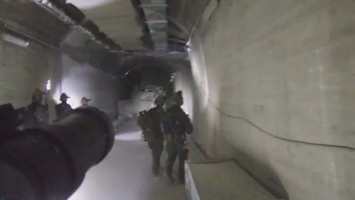 Khi đến nơi, lực lượng biệt kích của Israel đã lục soát một cách có hệ thống khu phức hợp khổng lồ, với những bức tường bê tông dày cao chót vót, sử dụng thuốc nổ và xe nâng đã có sẵn trong cơ sở, để phá hủy những cánh cửa sắt nặng. Sau khi dọn sạch mọi mối đe dọa, những người lính bắt đầu thực hiện một nhiệm vụ kép: thu thập thông tin tình báo và sau đó phá hủy địa điểm.