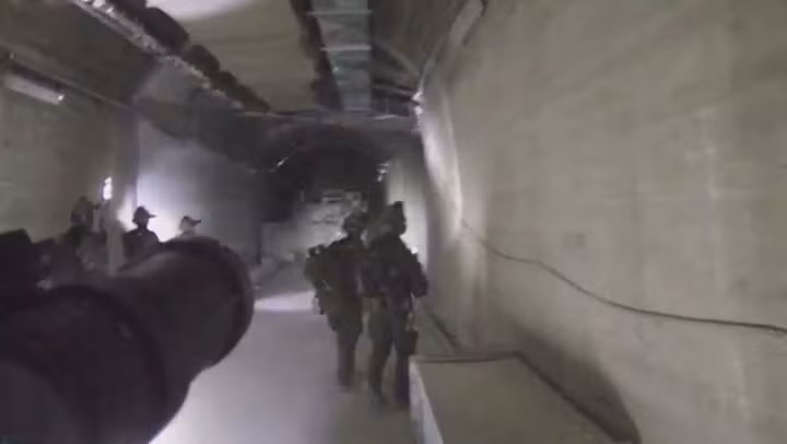 Khi đến nơi, lực lượng biệt kích của Israel đã lục soát một cách có hệ thống khu phức hợp khổng lồ, với những bức tường bê tông dày cao chót vót, sử dụng thuốc nổ và xe nâng đã có sẵn trong cơ sở, để phá hủy những cánh cửa sắt nặng. Sau khi dọn sạch mọi mối đe dọa, những người lính bắt đầu thực hiện một nhiệm vụ kép: thu thập thông tin tình báo và sau đó phá hủy địa điểm.