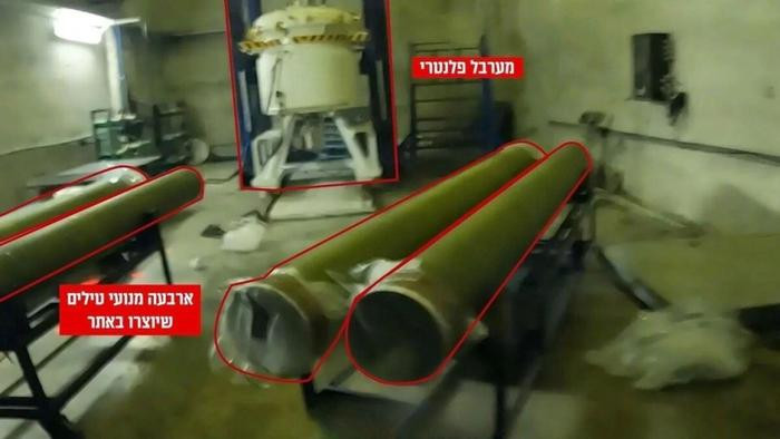 Theo IDF, cơ sở này là "dự án hàng đầu" của Iran, nhằm trang bị vũ khí cho lực lượng vũ trang Hezbollah, ở biên giới phía bắc của Israel. Hầu hết các tên lửa mà Hezbollah phóng vào Israel, đều được sản xuất tại đây. Cơ sở hình móng ngựa, bao gồm "dây chuyền lắp ráp tiên tiến" để có thể sản xuất 3.000 tên lửa tầm xa và dẫn đường chính xác cũng như tên lửa tầm ngắn mỗi năm. Nó giống như 3.000 quả bom hẹn giờ treo trên đầu Israel.