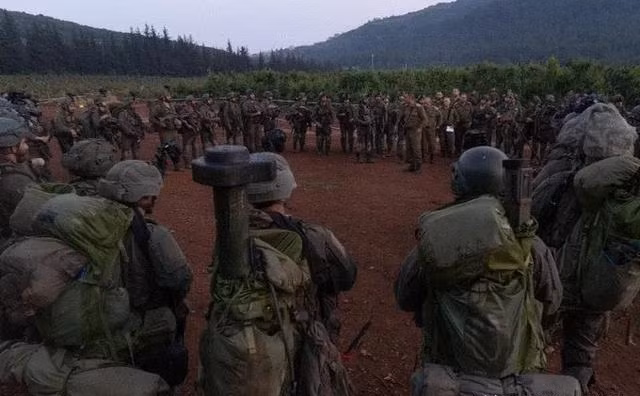 Trước đó, Quân đội Israel đã tập kết bộ binh, pháo binh, xe tăng và xe thiết giáp tới khu vực phía bắc đất nước, giáp với biên giới Lebanon. Ngày 1/10, truyền thông Israel đưa tin, Lữ đoàn Golani số 1 và Lữ đoàn thiết giáp số 188 thuộc Sư đoàn 98 của Quân đội Israel (IDF) đã tham gia chiến dịch trên bộ ở Lebanon.