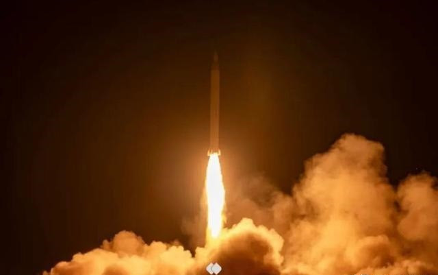 Lần này, Israel vốn muốn ra tay bằng sức mạnh áp đảo, nhưng không ngờ Iran lại quyết tâm ra đòn bằng cuộc tấn công tên lửa chiến lược. Buộc Israel phải huy động toàn bộ lực lượng phòng không, bao gồm cả máy bay chiến đấu của không quân, để đánh chặn tên lửa Iran. Bây giờ, Quân đội Israel lâm vào thế tiến thoái lưỡng nan.