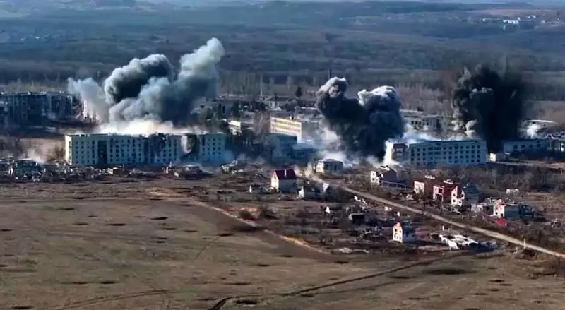 Còn Quân đội Ukraine đánh giá tình hình của họ tại mặt trận Chasov Yar là “vô cùng khó khăn”. Đại úy Oles Malyarevich, Phó tiểu đoàn trưởng của Lữ đoàn tấn công độc lập số 92 Quân đội Ukraine cho rằng, điều này là do quân Nga có ưu thế hỏa lực không quân, gấp 6 lần pháo binh và 10 lần UAV.