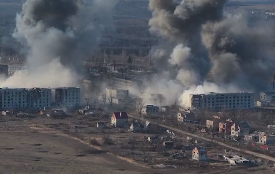 Còn chuyên gia quân sự Nga, Đại tá Gennady Alekhin lưu ý rằng, một trong những yếu tố then chốt là Chasov Yar nằm trên độ cao của sườn núi Donetsk, điều này sẽ cho phép pháo binh Nga bao vây kẻ thù từ trên cao với độ chính xác; đồng thời mở rộng vành đai an ninh của thành phố Bakhmut, mà Nga chiếm được từ tháng 5 năm ngoái. 