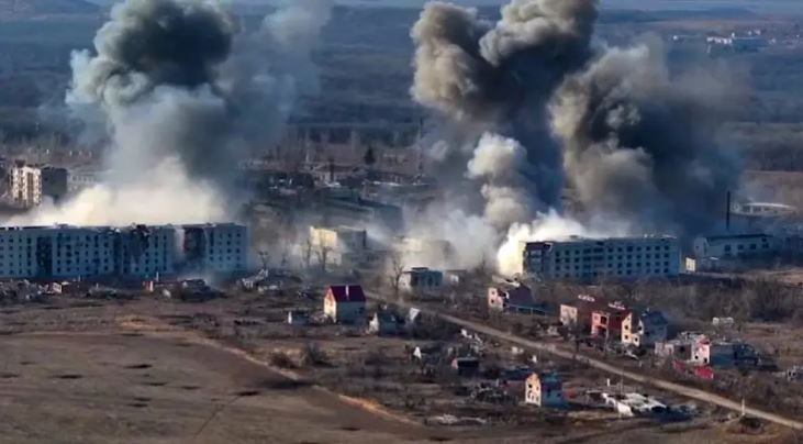 Tướng Sergei Krivonos (đã nghỉ hưu) của Quân đội Ukraine thì cho rằng, các đơn vị của Ukraine không thể sử dụng các loại vũ khí hạng nặng ở gần Chasov Yar, do Quân đội Nga tích cực sử dụng UAV. Ngoài ra quân Nga còn sử dụng tác chiến điện tử, giúp họ lợi thế vượt trội ở Chasov Yar.