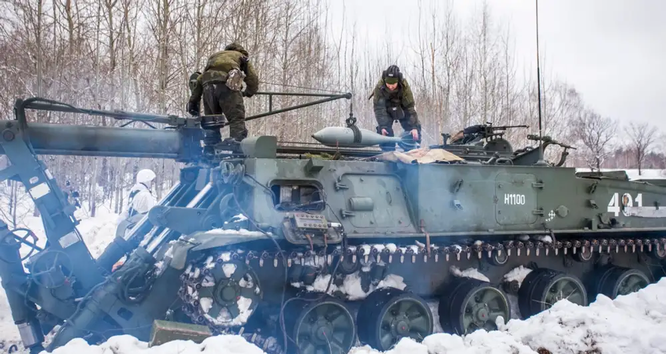 Khi nạp đạn, khẩu cối khổng lồ này cần 3 người thao tác và cũng do quá trình nạp đạn phức tạp, nên khoảng thời gian giữa hai lần bắn của cối “Hoa tulip” cũng tương đối dài. Với góc bắn khoảng 60°, khoảng thời gian giữa hai lần bắn là khoảng 60 giây.