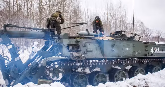 Khi nạp đạn, khẩu cối khổng lồ này cần 3 người thao tác và cũng do quá trình nạp đạn phức tạp, nên khoảng thời gian giữa hai lần bắn của cối “Hoa tulip” cũng tương đối dài. Với góc bắn khoảng 60°, khoảng thời gian giữa hai lần bắn là khoảng 60 giây.