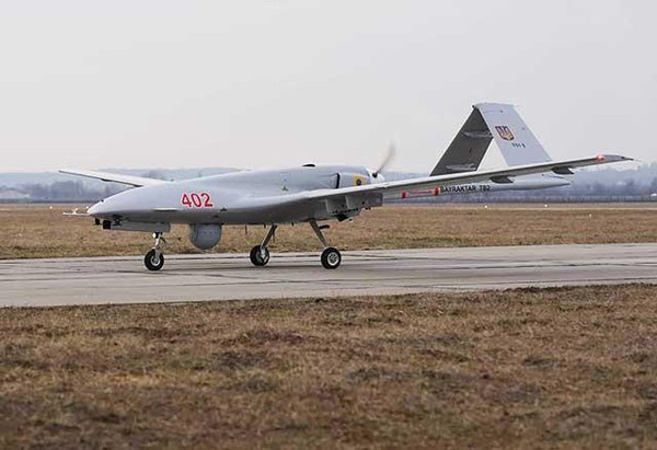 “UAV của Ukraine được sử dụng để trinh sát, theo dõi các hoạt động của đối phương và họ đang cố gắng bắn hạ UAV Bayraktar TB2; nhưng hiện tại tất cả số UAV TB2 mà chúng tôi có, đều đang thực hiện thành công các nhiệm vụ”, chỉ huy của Quân đội Ukraine cho biết.