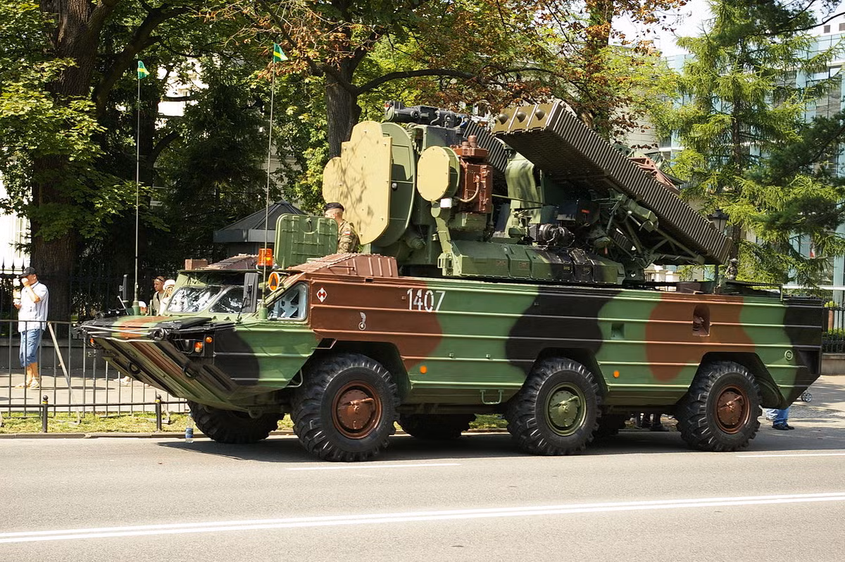 Đáng chú ý là trước đó dân quân DPR đã công bố nỗ lực bắn hạ máy bay không người lái Bayraktar TB2 của Ukraine; nhưng thông tin này bị coi là “viển vông”, cho đến khi dữ liệu này được chỉ huy quân đội Ukraine xác nhận và tín hiệu radar của dân quân, cũng được UAV TB2 của Ukraine ghi lại.