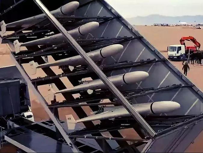 Đại tá Rodion Kuragin cũng cho biết, quân đội Nga đã thử nghiệm máy bay không người lái cảm tử Shahd-136 của Iran trong chiến đấu lần đầu tiên vào tháng trước, khi họ phá hủy thành công lựu pháo 155mm M777 do Mỹ sản xuất, viện trợ cho Ukraine. 