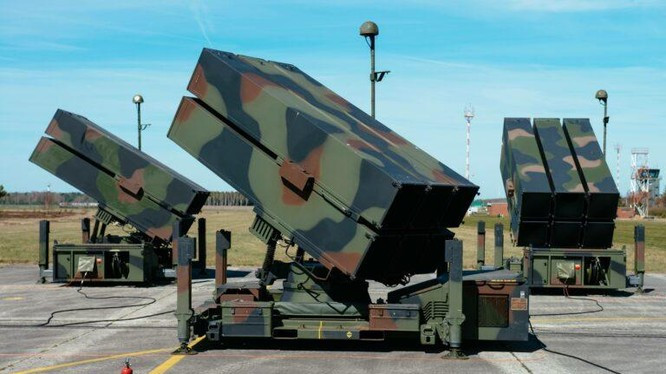 Ngoài ra, hệ thống phòng không do Mỹ và Anh viện trợ cũng bắt đầu phát huy vai trò, phần lớn bù đắp cho những mất mát từ việc quân đội Nga tấn công vào hệ thống phòng không và kiểm soát của chính Ukraine trong những ngày đầu xung đột. 