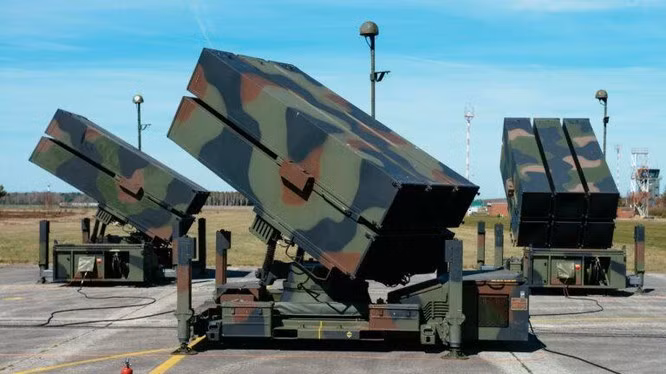 Ngoài ra, hệ thống phòng không do Mỹ và Anh viện trợ cũng bắt đầu phát huy vai trò, phần lớn bù đắp cho những mất mát từ việc quân đội Nga tấn công vào hệ thống phòng không và kiểm soát của chính Ukraine trong những ngày đầu xung đột. 