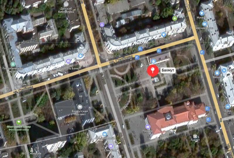 Khi vòng vây của quân Nga ở Bakhmut càng thu hẹp lại, Quân đội Ukraine bảo vệ thành phố ở hướng bắc và nam đang bị dần siết chặt, lại càng chống cự quyết liệt hơn. Quân Ukraine ở phía tây và nam thành phố bị “nén lại” dần tập hợp tại trung tâm thành phố, đánh cận chiến với lính đánh thuê Wagner trong khu vực đô thị có bán kính chưa đến 1,5 km.