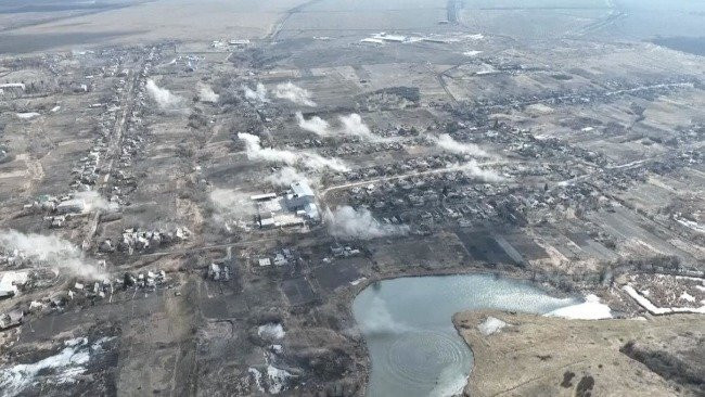 Mặt khác, lính đánh thuê Wagner đã đưa các toán biệt kích vượt sông Bakhmut bất cứ lúc nào để xâm nhập và tập kích vào các cứ điểm quân Ukraine phía Tây thành phố; một chiến thuật khiến Quân đội Ukraine phải căng mình ra đối phó. 