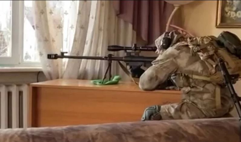 Điều đáng chú ý là để làm chậm bước tiến của lính đánh thuê Wagner, Quân đội Ukraine đang đưa lực lượng đặc biệt của Cơ quan Tình báo Quân đội và các lực lượng đặc biệt khác bí mật thâm nhập vào thành phố, để phát động các cuộc tấn công trên đường phố vào ban đêm hoặc phục kích, bắn tỉa; gây trở ngại lớn cho quân Wagner.