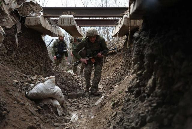 Trong đó Lữ đoàn bộ binh cơ giới 93 (còn được gọi là Lữ đoàn bộ binh cơ giới độc lập "Holodniar") và các lực lượng đặc biệt mới được chuyển đến, được triển khai như những lực lượng chiến đấu cơ động tinh nhuệ trên "đỉnh ô"; nếu trận địa phòng ngự bị vỡ, những lực lượng này sẽ nhanh chóng bịt lấp lại cửa mở.