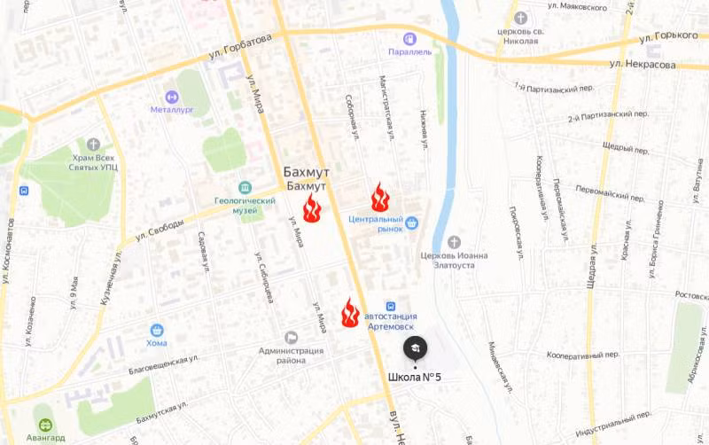 Nhưng ở phía đông thành phố, lính đánh thuê Wagner đã có bước phát triển vượt bậc; sau khi liên tiếp chiếm được Sân vận động Wagard, Trường Trung học số 5 và Chợ trung tâm, các mũi xung kích của quân Wagner tiếp tục tiến về phía bắc, chỉ còn cách Tòa thị chính Bakhmut 50 mét. 