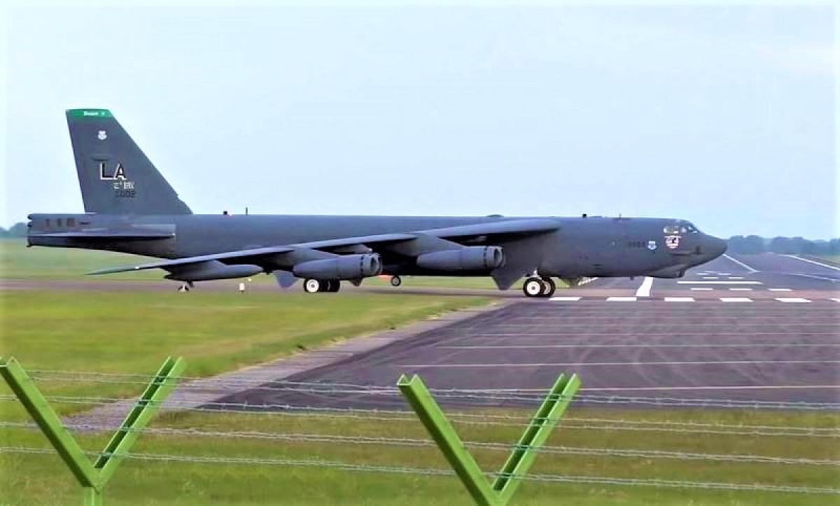 Cũng bắt đầu từ ngày 10/2, khi tình báo Mỹ dự kiến Nga tấn công Ukraine (vào ngày 14/2 và sau đó là ngày 16/2), thì Không quân Mỹ đã triển khai máy bay ném bom B-1B và máy bay ném bom hạt nhân chiến lược 52H, tới Căn cứ Không quân Fairford ở Vương quốc Anh.