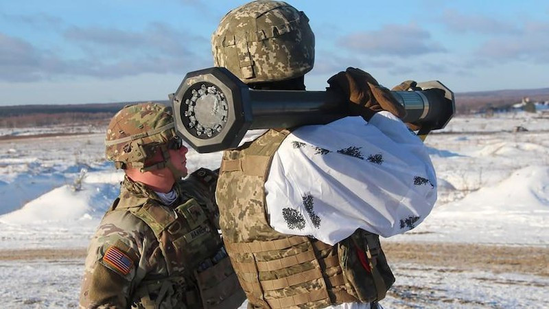 Khi quan hệ giữa Nga và Ukraine căng thẳng, Mỹ không ngừng tranh cãi, ngoài việc điều động quân sự, còn công khai thổi phồng nguy cơ Nga xâm lược Ukraine; đến nỗi Tổng thống Ukraine Zelensky phải trấn an dư luận Ukraine và cho rằng, truyền thông phương Tây “thái quá”.